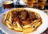 Monako Mutfağı Monako mutfağı, Fransız ve İtalyan mutfaklarının etkisi altında şekillenmiş, lüks ve sofistike bir gastronomi deneyimi sunar. Bu küçük prenslik, Akdeniz ikliminin sunduğu taze deniz ürünleri ve yerel tarım ürünleriyle beslenir. Monako mutfağı, tarih boyunca saray sofralarından sokak lezzetlerine kadar uzanan geniş bir yelpazeye sahiptir ve kültürel çeşitliliğiyle dikkat çeker. Konulu bir haber görseli.