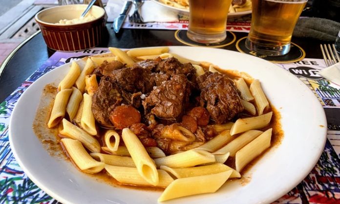 Monako Mutfağı Monako mutfağı, Fransız ve İtalyan mutfaklarının etkisi altında şekillenmiş, lüks ve sofistike bir gastronomi deneyimi sunar. Bu küçük prenslik, Akdeniz ikliminin sunduğu taze deniz ürünleri ve yerel tarım ürünleriyle beslenir. Monako mutfağı, tarih boyunca saray sofralarından sokak lezzetlerine kadar uzanan geniş bir yelpazeye sahiptir ve kültürel çeşitliliğiyle dikkat çeker. Konulu bir haber görseli.