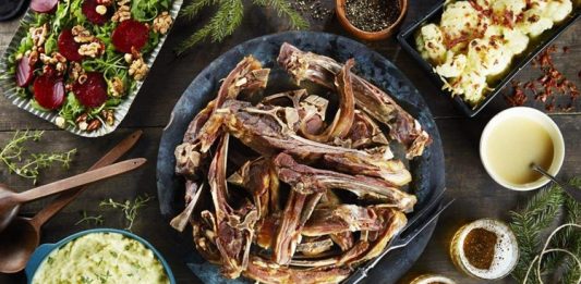 Norveç mutfağı, İskandinav coğrafyasının soğuk ve temiz denizlerinden, yemyeşil vadilerinden ve uzun kış aylarından beslenen, doğal malzemelere dayalı bir gastronomi kültürüdür. Ülkenin coğrafi konumu ve iklimi, yemeklerde kullanılan malzemelerin çeşitliliğini ve pişirme yöntemlerini doğrudan şekillendirmiştir. Deniz ürünleri, av etleri ve süt ürünleri mutfağın temel taşlarını oluşturur. Konulu bir haber görseli.