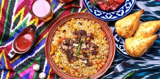 Özbekistan mutfağı, Orta Asya’nın bereketli topraklarında, tarih boyunca farklı kültürlerin etkisiyle şekillenmiş zengin bir gastronomi mirasına sahiptir. İpek Yolu’nun kesişim noktalarından biri olan Özbekistan, hem Doğu hem de Batı mutfak geleneklerini harmanlamış, yemek kültürünü çeşitlendirmiştir. Et ve tahıllar, mutfağın temelini oluştururken; baharatlar ve taze sebzeler, yemeklere özgün tat ve aroma kazandırır. Konulu bir haber görseli.