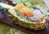 Papua Yeni Gine mutfağı, Pasifik adalarının kendine özgü doğasını ve kültürel çeşitliliğini sofralara taşıyan bir gastronomi hazinesidir. Bu mutfak, doğanın sunduğu tropikal meyveler, kök sebzeler, deniz ürünleri ve avcılıkla elde edilen et çeşitleriyle şekillenir. Yüzyıllardır süregelen geleneksel yöntemlerle hazırlanan yemekler, sadece damak zevkine değil aynı zamanda toplumsal yaşamın da önemli bir parçasına dönüşmüştür. Konulu bir haber görseli.