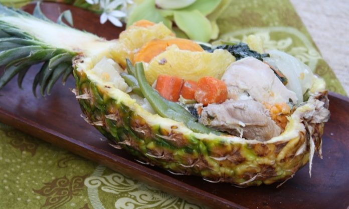 Papua Yeni Gine Mutfağı Papua Yeni Gine mutfağı, Pasifik adalarının kendine özgü doğasını ve kültürel çeşitliliğini sofralara taşıyan bir gastronomi hazinesidir. Bu mutfak, doğanın sunduğu tropikal meyveler, kök sebzeler, deniz ürünleri ve avcılıkla elde edilen et çeşitleriyle şekillenir. Yüzyıllardır süregelen geleneksel yöntemlerle hazırlanan yemekler, sadece damak zevkine değil aynı zamanda toplumsal yaşamın da önemli bir parçasına dönüşmüştür. Konulu bir haber görseli.