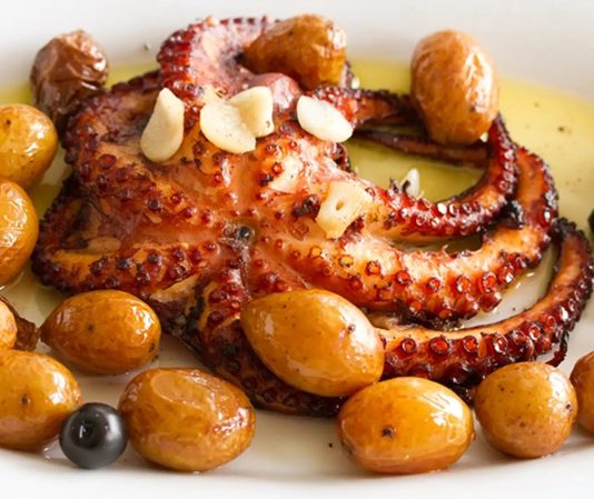 Portekiz Mutfağı Portekiz mutfağı, yüzyıllar boyunca hem denizcilik geleneğinin hem de farklı kültürlerin etkisiyle şekillenmiş bir gastronomi hazinesidir. Akdeniz’in taze ürünleri, Atlantik Okyanusu’nun zengin deniz mahsulleri ve Güney Amerika ile Afrika’dan gelen baharatlar, Portekiz yemeklerinin karakterini oluşturur. Ülke mutfağı, köklü gelenekleri korurken yenilikçi tatlara da kapı aralar. Konulu bir haber görseli.