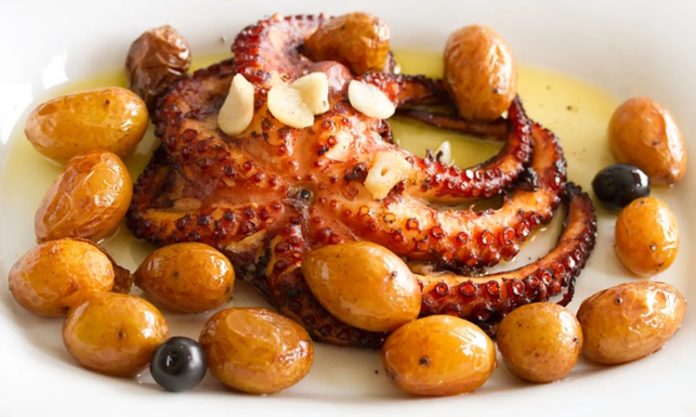 Portekiz mutfağı, yüzyıllar boyunca hem denizcilik geleneğinin hem de farklı kültürlerin etkisiyle şekillenmiş bir gastronomi hazinesidir. Akdeniz’in taze ürünleri, Atlantik Okyanusu’nun zengin deniz mahsulleri ve Güney Amerika ile Afrika’dan gelen baharatlar, Portekiz yemeklerinin karakterini oluşturur. Ülke mutfağı, köklü gelenekleri korurken yenilikçi tatlara da kapı aralar. Konulu bir haber görseli.