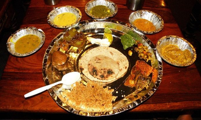 Rajasthani Mutfağı Rajasthani Mutfağı, Hindistan’ın batısında yer alan Rajasthan bölgesine özgü, zengin ve aromatik bir yemek kültürünü temsil eder. Çöl iklimi ve kısıtlı su kaynakları, mutfağın şekillenmesinde belirleyici olmuştur. Bölge halkı, uzun süre dayanabilecek yemekler ve saklama teknikleri geliştirmiştir. Konulu bir haber görseli.