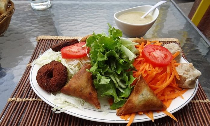 Reunion Mutfağı Reunion Mutfağı, Hint Okyanusu’nda yer alan Reunion Adası’nın zengin kültürel mirasını sofralara taşır. Ada mutfağı, Fransız, Afrika, Hint ve Çin etkilerini bir araya getirerek kendine özgü bir tat profili oluşturur. Bu kültürel çeşitlilik, yemeklerde hem renk hem de aromatik derinlik sağlar. Konulu bir haber görseli.