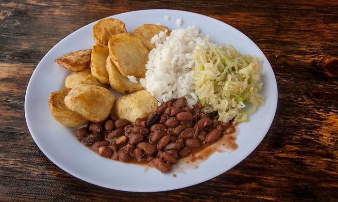 Ruanda mutfağı, Doğu Afrika’nın en özgün ve zengin gastronomik kültürlerinden biridir. Ülkenin coğrafi yapısı, verimli tarım alanları ve tropikal iklimi, Ruanda yemeklerinin çeşitliliğini artırır. Bu mutfak, tarih boyunca farklı toplulukların ve kültürlerin etkisiyle şekillenmiş olup hem yerel hem de bölgesel tatları bir araya getirir. Konulu bir haber görseli.