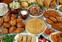 Rus Mutfağı Rus mutfağı, Avrupa ve Asya’nın kesişim noktasında yer alan bu geniş coğrafyanın kültürel ve iklimsel çeşitliliğini yansıtan eşsiz bir gastronomi deneyimidir. Tarih boyunca farklı etnik grupların etkisiyle şekillenen bu mutfak, hem doyurucu hem de lezzet açısından oldukça zengindir. Özellikle soğuk iklim koşullarına uygun yemekler, ağır ve besleyici tariflerle öne çıkar. Rus yemekleri, patates, lahana, et ve süt ürünlerinin ustaca kombinasyonlarıyla hazırlanır ve her lokmada geleneksel bir tat sunar. Konulu bir haber görseli.