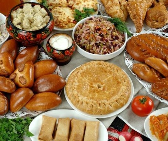 Rus mutfağı, Avrupa ve Asya’nın kesişim noktasında yer alan bu geniş coğrafyanın kültürel ve iklimsel çeşitliliğini yansıtan eşsiz bir gastronomi deneyimidir. Tarih boyunca farklı etnik grupların etkisiyle şekillenen bu mutfak, hem doyurucu hem de lezzet açısından oldukça zengindir. Özellikle soğuk iklim koşullarına uygun yemekler, ağır ve besleyici tariflerle öne çıkar. Rus yemekleri, patates, lahana, et ve süt ürünlerinin ustaca kombinasyonlarıyla hazırlanır ve her lokmada geleneksel bir tat sunar. Konulu bir haber görseli.