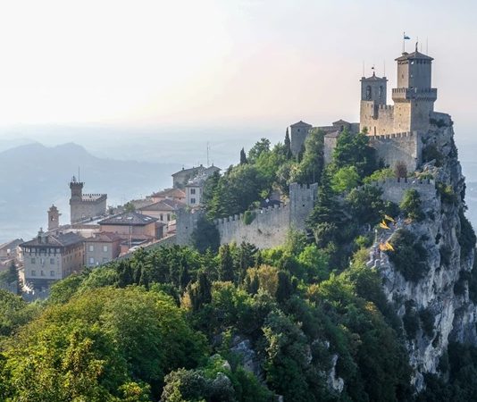 San Marino Mutfağı Tarihi Lezzetlerin Zirvesi San Marino mutfağı, İtalya’nın Emilia-Romagna ve Marche bölgelerinin etkisi altında şekillenmiş, zengin ve otantik bir gastronomik kültür sunar. Bu küçük ülke, hem İtalyan hem de yerel geleneklerden beslenen yemekleriyle dikkat çeker. San Marino yemekleri, tarih boyunca köy sofralarından saraylara kadar farklı düzeylerde sofralarda yer almış ve hem yerel halk hem de ziyaretçiler için bir kültürel deneyim sağlamıştır. Konulu bir haber görseli.