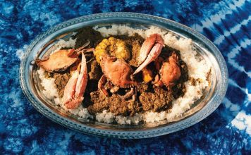 Senegal, Batı Afrika’nın en zengin mutfak kültürlerinden birine sahiptir. Hem tarihi hem de coğrafi konumu sayesinde farklı kültürlerden etkilenmiş olan Senegal mutfağı, çeşitliliği ve lezzetleriyle öne çıkar. Atlantik Okyanusu kıyısında yer alması, deniz ürünlerinin sofralarda sıkça bulunmasını sağlamıştır. Bunun yanı sıra pirinç, darı, sebzeler ve baharatlar Senegal sofralarının vazgeçilmez parçalarıdır. Fransız sömürge geçmişi, Arap ticaret etkileri ve Afrika’nın yerel gelenekleri birleşerek bugün dünyada tanınan bir mutfak ortaya çıkarmıştır. Konulu bir haber görseli.