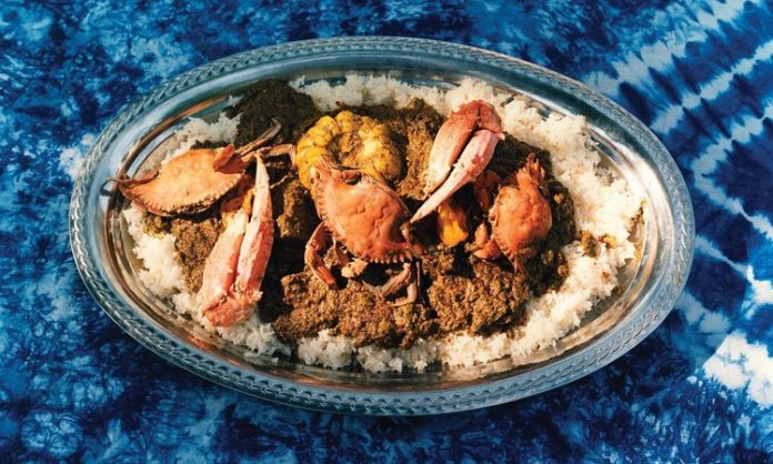 Senegal Mutfağı Senegal, Batı Afrika’nın en zengin mutfak kültürlerinden birine sahiptir. Hem tarihi hem de coğrafi konumu sayesinde farklı kültürlerden etkilenmiş olan Senegal mutfağı, çeşitliliği ve lezzetleriyle öne çıkar. Atlantik Okyanusu kıyısında yer alması, deniz ürünlerinin sofralarda sıkça bulunmasını sağlamıştır. Bunun yanı sıra pirinç, darı, sebzeler ve baharatlar Senegal sofralarının vazgeçilmez parçalarıdır. Fransız sömürge geçmişi, Arap ticaret etkileri ve Afrika’nın yerel gelenekleri birleşerek bugün dünyada tanınan bir mutfak ortaya çıkarmıştır. Konulu bir haber görseli.