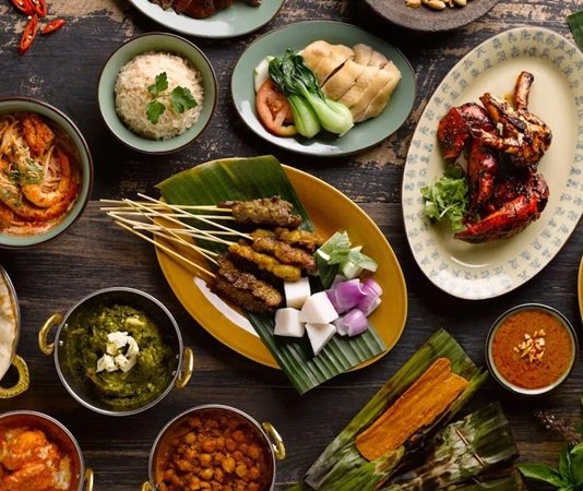 Singapur Mutfağı Singapur, Asya’nın gastronomik merkezlerinden biri olarak Singapur mutfağı ile çok kültürlü bir deneyim sunar. Çin, Malay, Hint ve Batı etkilerinin harmanlandığı bu mutfak, hem zengin hem de çeşitli tatlar içerir. Pirinç, deniz ürünleri, tavuk ve baharatlar mutfağın temel yapı taşlarını oluşturur. Yemekler hem lezzet hem de sunum açısından özenli hazırlanır ve her tabak farklı kültürel etkileşimleri yansıtır. Konulu bir haber görseli.