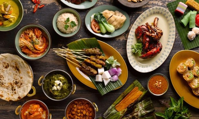 Singapur Mutfağı Singapur, Asya’nın gastronomik merkezlerinden biri olarak Singapur mutfağı ile çok kültürlü bir deneyim sunar. Çin, Malay, Hint ve Batı etkilerinin harmanlandığı bu mutfak, hem zengin hem de çeşitli tatlar içerir. Pirinç, deniz ürünleri, tavuk ve baharatlar mutfağın temel yapı taşlarını oluşturur. Yemekler hem lezzet hem de sunum açısından özenli hazırlanır ve her tabak farklı kültürel etkileşimleri yansıtır. Konulu bir haber görseli.