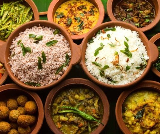 Sri Lanka Mutfağı Sri Lanka, Hint Okyanusu’nun kalbinde yer alan ve tarih boyunca farklı kültürlerin etkisi altında kalmış bir ada ülkesidir. Bu durum, Sri Lanka mutfağının zengin ve çeşitlilik dolu bir yapıya sahip olmasını sağlamıştır. Hindistan, Portekiz ve Hollanda gibi kültürlerin etkisi, yemeklerde hem lezzet hem de aromatik çeşitlilik yaratmıştır. Baharatların yoğun kullanımı, tropikal meyve ve sebzelerin ustaca harmanlanması, Sri Lanka mutfağının karakteristik özelliklerindendir. Konulu bir haber görseli