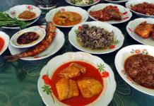 Sulawesi Mutfağı Sulawesi Mutfağı, Endonezya’nın en özgün gastronomi kültürlerinden biridir. Coğrafi yapısı itibarıyla dağlar, sahiller ve ormanlarla çevrili olan Sulawesi Adası, mutfağına çeşitlilik katmıştır. Bu zengin coğrafya sayesinde hem deniz ürünleri hem de kara kaynakları mutfakta önemli bir yer edinmiştir. Tarih boyunca ada, farklı kültürlerle etkileşim halinde olduğu için yemeklerinde Çin, Arap ve Hint mutfaklarından da izler bulunur. Konulu bir haber görseli.