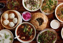 Tibet Mutfağı Tibet mutfağı, Himalayalar’ın zorlu coğrafyası ve yüksek rakımı ile şekillenmiş bir mutfaktır. Bu mutfak, enerji veren ve doyurucu yemekleriyle hem günlük hayatta hem de dini ritüellerde önemli bir yere sahiptir. Tibet mutfağı, bölgenin geleneksel yaşam biçimi ve kültürel değerlerini yansıtan bir araç olarak kabul edilir. Konulu bir haber görseli.