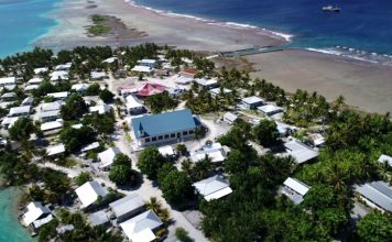 Tokelau Mutfağı, Güney Pasifik’in küçük adalar topluluğu Tokelau’nun geleneksel beslenme alışkanlıklarını ve kültürel geçmişini yansıtır. Ada halkı, yüzyıllardır deniz ürünleri, tropikal meyveler ve kök sebzeler kullanarak kendine özgü tarifler geliştirmiştir. Hindistancevizi, taro, balık ve muz, Tokelau mutfağının temel ögeleri arasında yer alır. Konulu bir haber görseli.