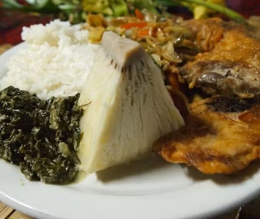 Tonga Mutfağı Tonga mutfağı, Güney Pasifik adalarında gelişmiş, tropikal ve doğal ürünlere dayalı bir mutfaktır. Tarih boyunca Polynesian kültürü ile şekillenen bu mutfak, hem geleneksel hem de modern tatları bir araya getirir. Tonga mutfağı, günlük yaşamda aile ve topluluk bağlarını güçlendiren sosyal bir unsur olarak büyük önem taşır. Konulu bir haber görseli.