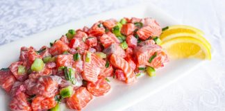 Tonga Mutfağı Tonga Mutfağı, Güney Pasifik’in tropikal adalarından Tonga’nın zengin kültürel geçmişini yansıtan bir gastronomi anlayışıdır. Yüzyıllardır ada halkı, deniz ürünleri, kök sebzeler ve tropikal meyveleri kullanarak kendine özgü tarifler geliştirmiştir. Hindistancevizi, balık ve taro, Tonga mutfağının temel ögeleri arasında yer alır. Konulu bir haber görseli.