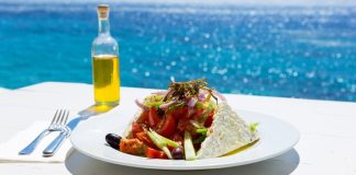 Yunan Mutfağı Yunan mutfağı, Akdeniz kültürünün etkisiyle şekillenmiş zengin bir gastronomi mirasına sahiptir. Binlerce yıllık tarih boyunca, Yunanistan’ın farklı bölgelerinde gelişen yemekler, hem doğal malzemelerle hem de geleneksel tariflerle zenginleşmiştir. Bu mutfak, özellikle zeytinyağı, taze sebze ve deniz ürünleri kullanımındaki ustalığıyla bilinir. Zeytinyağı, Yunan yemeklerinin temel taşlarından biri olarak hem sağlıklı hem de lezzetli bir beslenme imkanı sunar. Konulu bir haber görseli.