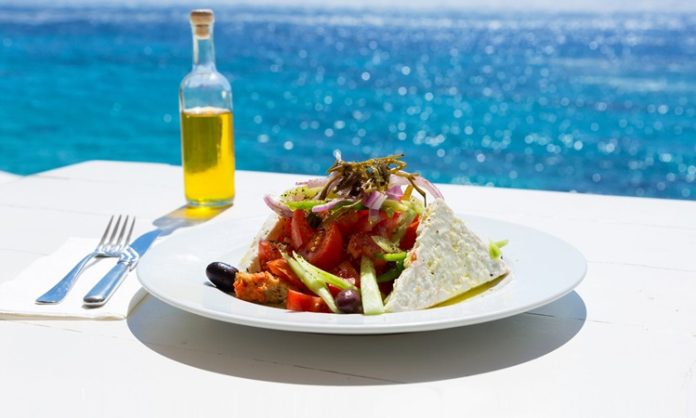 Yunan mutfağı, Akdeniz kültürünün etkisiyle şekillenmiş zengin bir gastronomi mirasına sahiptir. Binlerce yıllık tarih boyunca, Yunanistan’ın farklı bölgelerinde gelişen yemekler, hem doğal malzemelerle hem de geleneksel tariflerle zenginleşmiştir. Bu mutfak, özellikle zeytinyağı, taze sebze ve deniz ürünleri kullanımındaki ustalığıyla bilinir. Zeytinyağı, Yunan yemeklerinin temel taşlarından biri olarak hem sağlıklı hem de lezzetli bir beslenme imkanı sunar. Konulu bir haber görseli.
