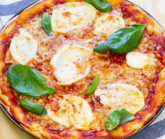 Margarita Pizza: Klasik İtalyan Lezzetinin Sofralardaki Yükselişi Margarita pizza, İtalyan mutfağının en ikonik lezzetlerinden biri olarak bilinir. Napoli kökenli bu pizza türü, basit ama dengeli malzemeleriyle ün kazanmıştır. Domates, mozzarella peyniri ve taze fesleğen kullanımı, pizzanın üç temel rengi olan kırmızı, beyaz ve yeşili simgeler. Konulu bir haber görseli.
