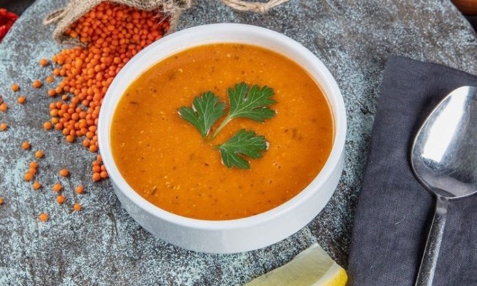 Anadolu’nun Duygulu Lezzeti Ezogelin Çorbası Türkiye’de Yeniden Popülerleşiyor Türkiye’nin en köklü çorba geleneklerinden biri olan Ezogelin çorbası, hem hikâyesi hem de besleyici yapısıyla son yıllarda yeniden yükselişe geçti. Gaziantep’in Oğuzeli ilçesinden tüm ülkeye yayılan bu özel çorba, yalnızca damak tadıyla değil, arkasındaki duygusal anlatıyla da halk arasında ayrı bir değer görüyor. Çevrim içi tarif platformlarında ve sosyal medya içeriklerinde popülerleşen Ezogelin çorbası, bugün özellikle gençlerin de ilgi duyduğu klasiklerden biri haline geldi. Restoranlardan ev mutfaklarına kadar uzanan bu geniş ilgi, çorbanın geleneksel kimliğini koruyarak modern mutfaklarda da güçlü bir yer edindiğini gösteriyor. Konulu bir haber görseli.