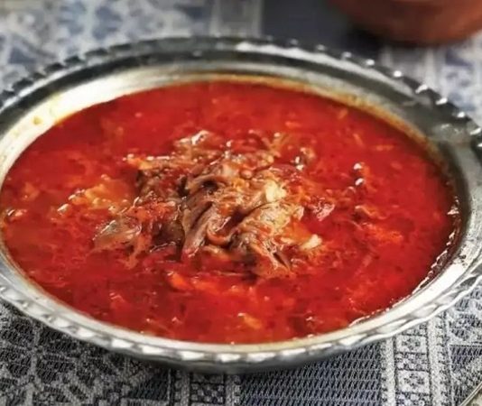 Beyran Çorbası Gaziantep Sofralarının Efsane Lezzeti Beyran çorbası, Gaziantep başta olmak üzere Güneydoğu Anadolu mutfağının en önemli yöresel çorbalarından biridir. Et suyu ve pirinçle hazırlanan bu çorba, sarımsak ve kırmızı biberin eşsiz aromasıyla sofralara güçlü bir tat kazandırır. Özellikle kahvaltılarda ve sabah öğünlerinde tercih edilen beyran çorbası, hem doyurucu hem de besleyici yapısıyla öne çıkar. Yöresel mutfaklarda nesiller boyunca yapılan tarifler, bu çorbanın geleneksel özelliklerini korumasını sağlar. Konulu bir haber görseli.