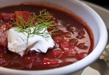 Doğu Avrupa mutfağının en ikonik çorbalarından biri olan Borscht, son yıllarda gastronomi dünyasında yeniden popülerleşiyor. Özellikle kırmızı pancarın yoğun rengini ve tatlı-ekşi aromalarını bir araya getiren bu çorba, hem geleneksel sofraların hem de modern restoran menülerinin vazgeçilmez bir parçası hâline geldi. Besleyici içeriği ve doyurucu yapısıyla bilinen Borscht, sadece Doğu Avrupa’da değil, dünya çapında da tanınan bir lezzet olarak öne çıkıyor. Türkiye’de de son yıllarda artan gastronomi ilgisi sayesinde bu çorba mutfaklarda yerini almış durumda. Konulu bir haber görseli.