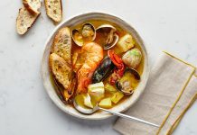 Bouillabaisse Akdeniz’in En Ünlü Balık Çorbası Yeniden Dünya Sahnesinde Fransa’nın güney sahillerinde doğan Bouillabaisse, yüzyıllardır Akdeniz mutfak kültürünün en önemli simgelerinden biri olarak biliniyor. Marsilya balıkçıları tarafından geliştirilen bu özel yemek, hem köklü tarihi hem de aromatik yapısıyla son yıllarda yeniden uluslararası arenada büyük bir popülerlik kazandı. Özellikle gastronomi dünyasında artan özgün tarif arayışı, Bouillabaisse gibi geleneksel lezzetleri yeniden öne çıkarıyor. Akdeniz’in karakteristik dokusunu yansıtan çorba, içerdiği taze balıklar, kabuklular ve aromatik sebzelerle hem besleyici hem de kültürel bir değer taşıyor. Konulu bir haber görseli.