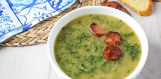 Portekiz mutfağının en sevilen geleneksel çorbalarından biri olan Caldo Verde, sade malzemelerle büyük bir lezzet sunmasıyla biliniyor. Hem doyurucu hem besleyici olması sayesinde sadece Portekiz’de değil, dünyanın farklı mutfaklarında da ilgi görmeye başlayan bu özel çorba, özellikle son yıllarda gastronomi meraklılarının dikkatini çekiyor. Yumuşacık dokusu, hafif dumanlı aroması ve ferahlatıcı bitkisel tadıyla Caldo Verde, gastronomik açıdan kültürel bir miras niteliği taşıyor. Konulu bir haber görseli.