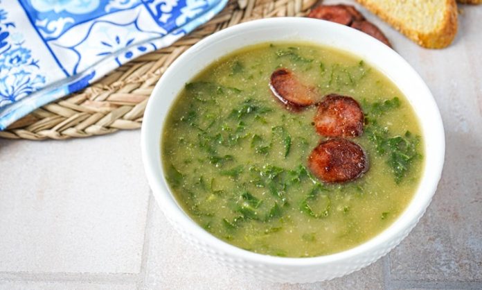 Caldo Verde Portekiz’in Sıcak Sofralarından Dünyaya Yayılan Lezzet Portekiz mutfağının en sevilen geleneksel çorbalarından biri olan Caldo Verde, sade malzemelerle büyük bir lezzet sunmasıyla biliniyor. Hem doyurucu hem besleyici olması sayesinde sadece Portekiz’de değil, dünyanın farklı mutfaklarında da ilgi görmeye başlayan bu özel çorba, özellikle son yıllarda gastronomi meraklılarının dikkatini çekiyor. Yumuşacık dokusu, hafif dumanlı aroması ve ferahlatıcı bitkisel tadıyla Caldo Verde, gastronomik açıdan kültürel bir miras niteliği taşıyor. Konulu bir haber görseli.