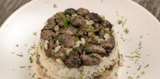 Etli Pilav, Türk mutfağının baş tacı olarak, makarna ve hamur işleriyle birlikte dünya gastronomisinin doyuruculuk ve lezzet arayışını temsil eder. Sebzeli Makarna, Kıymalı Makarna, Erişte ve Mantı gibi Türk klasikleri ile İtalyan mutfağının sekiz ikonik yemeği (Makarna Graten, Tagliatelle, Ravioli, Fettucine Alfredo, Fırında Lazanya, Penne Arabiata, Spagetti Bolonez) arasındaki kültürel farklılıklar ve benzerlikler, ana yemek kültürünün zenginliğini ortaya koyar. Bu kapsamlı haberimizde, pirinç ve hamur merkezli bu on bir başyapıtın tarihini, hazırlanışını ve sofralardaki yerini detaylıca inceliyoruz. Konulu bir haber görseli.