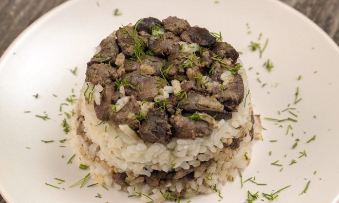 Etli Pilav, Türk mutfağının baş tacı olarak, makarna ve hamur işleriyle birlikte dünya gastronomisinin doyuruculuk ve lezzet arayışını temsil eder. Sebzeli Makarna, Kıymalı Makarna, Erişte ve Mantı gibi Türk klasikleri ile İtalyan mutfağının sekiz ikonik yemeği (Makarna Graten, Tagliatelle, Ravioli, Fettucine Alfredo, Fırında Lazanya, Penne Arabiata, Spagetti Bolonez) arasındaki kültürel farklılıklar ve benzerlikler, ana yemek kültürünün zenginliğini ortaya koyar. Bu kapsamlı haberimizde, pirinç ve hamur merkezli bu on bir başyapıtın tarihini, hazırlanışını ve sofralardaki yerini detaylıca inceliyoruz. Konulu bir haber görseli.