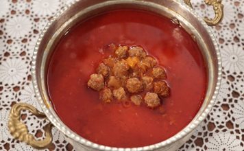 Ekşili köfte çorbası, Türk mutfağının yöresel çorbaları arasında hem lezzeti hem de besleyiciliği ile öne çıkan bir tarif olarak sofralarda yer alıyor. Özellikle İç Anadolu ve Doğu Anadolu bölgelerinde sıkça yapılan bu çorba, ekşi tadı ve küçük köfteleri ile biliniyor. Çorbanın kendine özgü aroması, yoğurt veya limon gibi ekşi unsurların uyumu ile ortaya çıkıyor. Ekşili köfte çorbası, hem ana yemek öncesi hem de hafif öğünlerde tercih edilen doyurucu bir seçenek olarak dikkat çekiyor. Konulu bir haber görseli.
