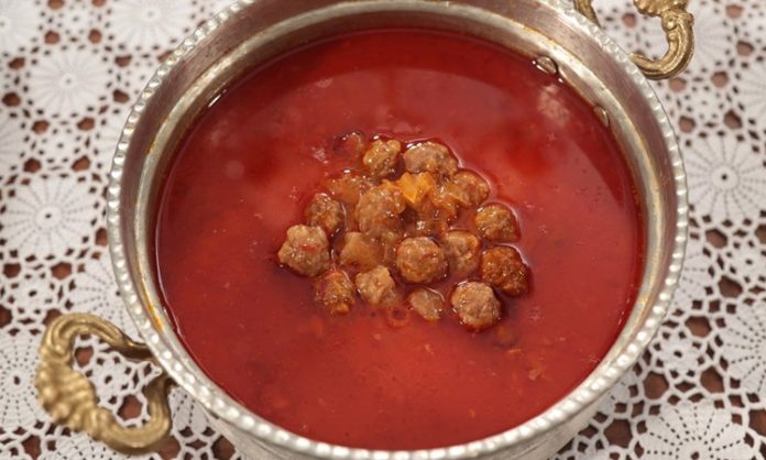 Ekşili Köfte Çorbası Sofraların Eşsiz Yöresel Lezzeti Ekşili köfte çorbası, Türk mutfağının yöresel çorbaları arasında hem lezzeti hem de besleyiciliği ile öne çıkan bir tarif olarak sofralarda yer alıyor. Özellikle İç Anadolu ve Doğu Anadolu bölgelerinde sıkça yapılan bu çorba, ekşi tadı ve küçük köfteleri ile biliniyor. Çorbanın kendine özgü aroması, yoğurt veya limon gibi ekşi unsurların uyumu ile ortaya çıkıyor. Ekşili köfte çorbası, hem ana yemek öncesi hem de hafif öğünlerde tercih edilen doyurucu bir seçenek olarak dikkat çekiyor. Konulu bir haber görseli.