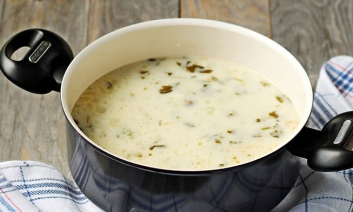 Erzurum Ayran Çorbası Kışın Vazgeçilmezi Oldu Yerel Sofralarda Yeniden Yükselişte Erzurum ayran çorbası, Anadolu’nun soğuk iklimine uyum sağlamış en besleyici ve en köklü yemeklerinden biri olarak bir kez daha gündemde. Özellikle kış aylarında hem pratik hazırlanması hem de doyurucu yapısıyla dikkat çeken bu geleneksel lezzet, yöre halkının sofra kültüründe önemli bir yer tutmaya devam ediyor. Son yıllarda yerel gastronomiye artan ilgi sayesinde Erzurum ayran çorbası restoran menülerinde daha fazla görünür hale gelirken, evlerde de yeniden daha sık pişirilmeye başladı. Konulu bir haber görseli.