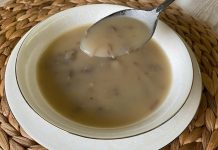 Et Suyu Çorbası Soğuk Mevsimde Yeniden Popülerlik Kazanıyor Kış aylarının etkisini göstermesiyle birlikte Türk mutfağının geleneksel lezzetlerinden biri olan et suyu çorbası, hem evlerde hem restoranlarda yeniden en çok tercih edilen tarifler arasına girdi. Besleyici yapısı, yoğun aroması ve sağlık açısından sunduğu faydalar ile dikkat çeken çorba; özellikle soğuk havalarda bağışıklığı destekleyen önemli yemeklerden biri olarak görülüyor. Uzmanlar, doğal yöntemlerle hazırlanmış et suyu çorbasının vücudu güçlendirdiğini, enerji verdiğini ve sindirim sistemini desteklediğini ifade ediyor. Bu nedenle çorba, hem yetişkinler hem de çocuklar için ideal bir seçenek olarak kabul ediliyor. Konulu bir haber görseli
