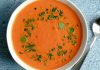İspanya mutfağının en taze, en ferah ve en kolay hazırlanabilen lezzetlerinden biri olan Gazpacho, son yıllarda hem gastronomi dünyasında hem de sağlıklı beslenme trendlerinde yeniden dikkat çekiyor. Çiğ sebzelerin tazeliğini olduğu gibi koruyan bu soğuk çorba, özellikle yaz aylarında hem serinletici hem de besleyici bir seçenek olarak öne çıkıyor. Türkiye’de de restoran menülerine hızlı bir giriş yapan Gazpacho, düşük kalorili ve vitamin deposu içeriğiyle giderek daha fazla tercih ediliyor. Konulu bir haber görseli.