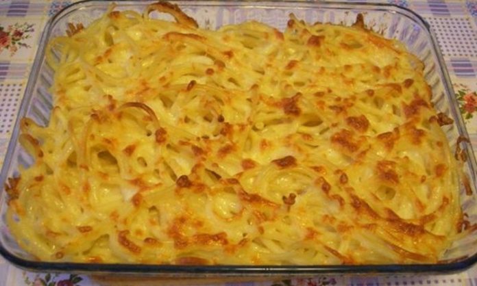 İtalyan Fırın ve Tencere Makarnalarının Yedi Harikası Makarna Graten'den Bolognese'e İtalyan mutfağı, makarna sanatı etrafında şekillenmiş, lezzet, gelenek ve çeşitlilik sunan dünya çapında bir fenomendir. Bu geniş gastronomi yelpazesinin en önemli yedi ikonik yemeği, hem İtalya’nın bölgesel farklılıklarını hem de pişirme tekniklerindeki ustalığını gözler önüne serer. Makarna Graten, Tagliatelle, Ravioli, Fettucine Alfredo, Fırında Lazanya, Penne Arabiata ve Spagetti Bolonez... Bu yedi başyapıt, İtalyan mutfak kültürünün derinliğini ve evrensel çekiciliğini temsil eder. Bu kapsamlı haberimizde, bu yedi klasik yemeğin tarihini, hazırlanışını ve sofralardaki yerlerini inceliyoruz. Konulu bir haber görseli.