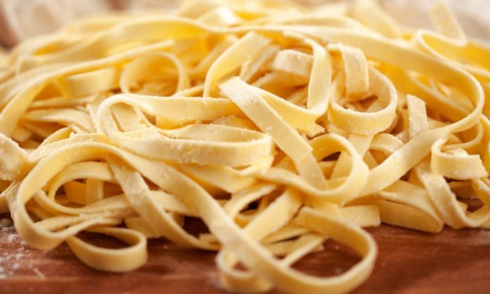 İtalyan Makarnalarının Altı İkonu Tagliatelle’den Lazanya’ya Sofraların Vazgeçilmezleri İtalyan mutfağı, dünya gastronomisinin en köklü ve en sevilen geleneklerinden biridir. Bu zenginliğin temelinde yatan makarna kültürü, her biri farklı bir bölgeyi ve tat profilini temsil eden altı ikonik yemekle doruk noktasına ulaşır. Tagliatelle, Ravioli, Fettucine Alfredo, Fırında Lazanya, Penne Arabiata ve Spagetti Bolonez... Bu altılı, İtalya'nın mutfak sanatındaki çeşitliliğini, emek yoğun hazırlanışını ve derin lezzet katmanlarını gözler önüne serer. Bu kapsamlı haberimizde, bu altı başyapıtın tarihini, hazırlanışını ve kültürel önemini detaylıca inceliyoruz. Konulu bir haber görseli.
