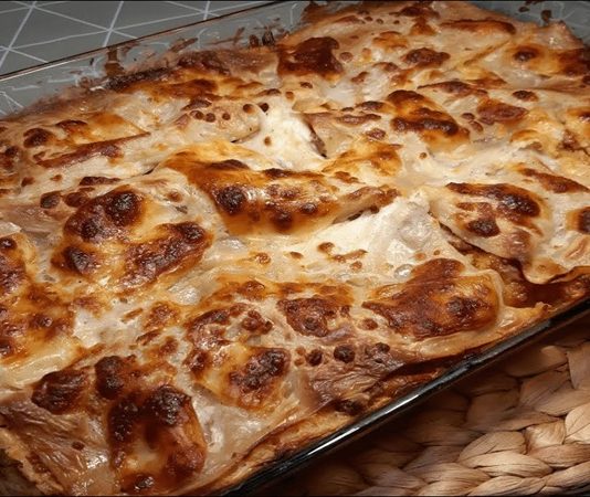 İtalyan Mutfağının Üç Büyükler Buluşması Fırında Lazanya Penne Arabiata ve Spagetti Bolonez İtalyan mutfağı, dünyanın dört bir yanında lezzet ve tutku ile anılan bir gastronomi geleneğidir. Bu mutfağın derinliğini ve çeşitliliğini en iyi yansıtan üç ikonik yemek, Bolonya’nın katmanlı zenginliği Fırında Lazanya, aynı bölgenin klasik et sosu Spagetti Bolonez ve Roma’nın ateşli sadeleştirilmiş lezzeti Penne Arabiata'dır. Her biri farklı bir hazırlık tekniği ve tarihi arka plana sahip olan bu üçlü, İtalya'nın bölgesel mutfak kimliklerini ve makarna kültürünün çeşitliliğini gözler önüne serer. Bu haberimizde, bu üç başyapıtın sırlarını ve sofralarımızdaki yerlerini inceliyoruz. Konulu bir haber görseli.