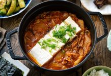 Kimchi Jjigae Kore Mutfağının Baharatlı ve Sağlıklı Çorbası Globalleşiyor Güney Kore mutfağının en ikonik çorbalarından biri olan Kimchi Jjigae, son yıllarda dünya genelinde hem restoran menülerinde hem de ev yapımı tariflerde popülerliğini artırıyor. Özellikle fermente lahana, baharatlı biber ve dengeli et suyu ile hazırlanan bu çorba, hem doyurucu hem de sağlık açısından zengin bir yemek olarak öne çıkıyor. Türkiye’de de gastronomi meraklılarının ilgisini çeken Kimchi Jjigae, Kore mutfağının globalleşmesinde önemli bir rol oynuyor. Lezzeti ve besleyici özellikleri sayesinde çorba severler için hem geleneksel hem de modern alternatifler sunuyor. Konulu bir haber görseli.
