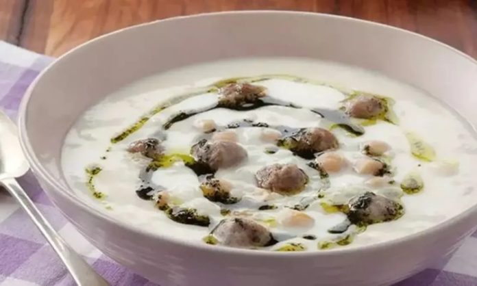 Lebeniye çorbası, Türk mutfağının yöresel lezzetleri arasında kendine özgü bir yere sahip. Özellikle Doğu ve Güneydoğu Anadolu bölgelerinde köklü bir geleneğe sahip olan bu çorba, hem besleyici hem de doyurucu bir yapıya sahip olmasıyla biliniyor. Yoğurt ve nohut kullanımıyla hazırlanan lebeniye çorbası, sofralarda hem ana yemek öncesi hem de hafif öğün olarak tercih ediliyor. Geleneksel tariflerin modern mutfaklarda yeniden yorumlanması, bu çorbanın popülerliğini artırıyor. Konulu bir haber görseli.