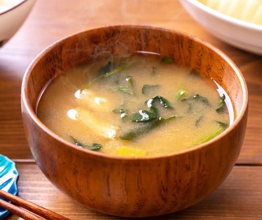 Miso, Japon mutfağının vazgeçilmez lezzetlerinden biridir ve son yıllarda dünya genelinde sağlıklı beslenme trendleri arasında önemli bir yer kazanmıştır. Miso, fermente edilmiş soya fasulyesi ve tuzdan elde edilen geleneksel bir Japon gıdasıdır. Sade görünmesine rağmen, içerdiği zengin besin değerleri sayesinde hem lezzet hem de sağlık açısından büyük faydalar sunar. Japon kültüründe günlük beslenmenin ayrılmaz bir parçası olan miso, çorba, sos ve hatta bazı tatlı tariflerinde bile kullanılmaktadır. Konulu bir haber görseli.