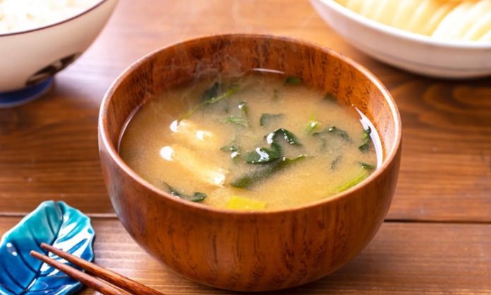 Miso, Japon mutfağının vazgeçilmez lezzetlerinden biridir ve son yıllarda dünya genelinde sağlıklı beslenme trendleri arasında önemli bir yer kazanmıştır. Miso, fermente edilmiş soya fasulyesi ve tuzdan elde edilen geleneksel bir Japon gıdasıdır. Sade görünmesine rağmen, içerdiği zengin besin değerleri sayesinde hem lezzet hem de sağlık açısından büyük faydalar sunar. Japon kültüründe günlük beslenmenin ayrılmaz bir parçası olan miso, çorba, sos ve hatta bazı tatlı tariflerinde bile kullanılmaktadır. Konulu bir haber görseli.