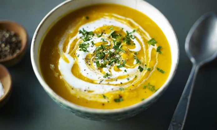 Mulligatawny Hindistan’dan Dünyaya Uzanan Baharatlı Çorba Fenomeni Hindistan mutfağının en renkli ve aromatik çorbalarından biri olan Mulligatawny, son yıllarda dünya mutfağında yeniden popülerleşiyor. Baharatlı, kremamsı ve besleyici yapısıyla öne çıkan bu çorba, hem restoran menülerinde hem de ev yapımı tariflerde ilgi görüyor. İngiliz sömürge döneminde popülerlik kazanan Mulligatawny, günümüzde modern mutfaklarda farklı yorumlarla sunuluyor. Türkiye’de de gastronomi meraklılarının ilgisini çeken bu çorba, hem geleneksel Hindistan lezzetini hem de çağdaş tatları bir araya getiriyor. Konulu bir haber görseli.
