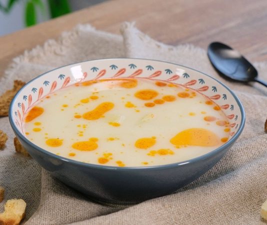 Kış aylarının kendini iyice hissettirmesiyle birlikte sofralarda yeniden yerini almaya başlayan patates çorbası, hem ekonomik oluşu hem de doyurucu yapısıyla vatandaşların en çok tercih ettiği tarifler arasında yer alıyor. Türkiye’nin birçok bölgesinde özellikle soğuk günlerde yemeklerin vazgeçilmez başlangıcı hâline gelen bu geleneksel tat, son günlerde restoran ve lokantalarda da daha fazla ilgi görüyor. Besleyiciliği ve pratik hazırlanışı nedeniyle aile sofralarında sıkça tercih edilen çorba, uzmanlara göre hem yetişkinler hem de çocuklar için güçlü bir besin kaynağı olma özelliği taşıyor. Konulu bir haber görseli.
