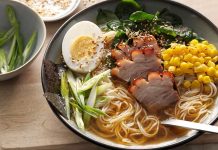 Ramen Çorbası Japon Mutfağının Sıcak ve Lezzetli Fenomeni Global Arenada Japon mutfağının ikonik yemeklerinden biri olan Ramen, son yıllarda dünya genelinde hem restoran menülerinde hem de ev yapımı tariflerde yükselen bir popülerliğe sahip. Özellikle sıcak, besleyici ve aromatik yapısıyla bilinen Ramen Çorbası, farklı malzeme kombinasyonlarıyla her damak zevkine hitap ediyor. Türkiye’de de gastronomi meraklıları arasında ilgi gören bu çorba, hem geleneksel tarifleri hem de modern yorumlarıyla dikkat çekiyor. Japonya’dan çıkan bu lezzet, global mutfaklarda artık sadece bir çorba değil, kültürel bir deneyim olarak değerlendiriliyor. Konulu bir haber görseli.